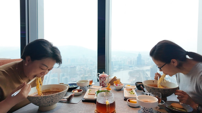 正在窗边用餐的食客