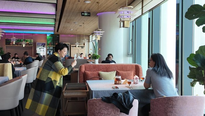 在璞玉店内用餐、拍照打卡的顾客