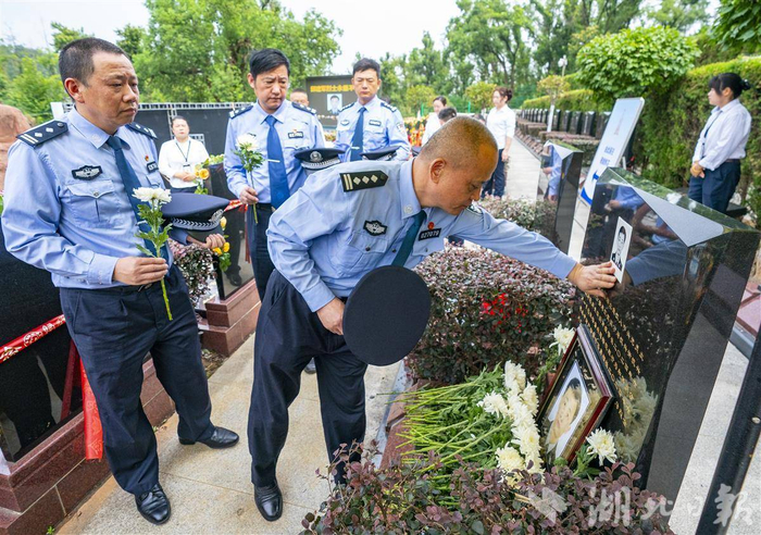 2024年7月11日，邱建军烈士的骨灰安葬仪式在武汉市九峰山革命烈士陵园举行，数百名辖区群众和战友前来送行。