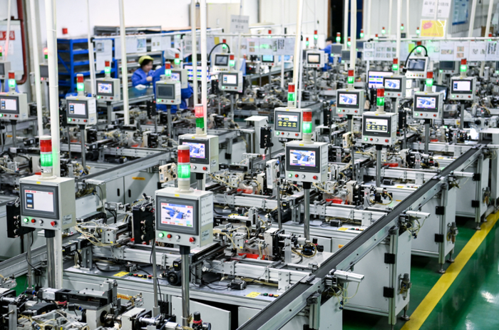 ▲重庆市灵龙电子有限公司振动马达数字化制造车间。王加喜