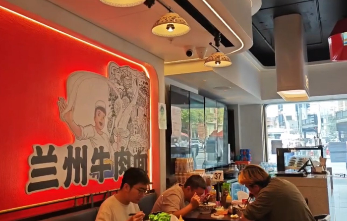 悉尼Haymarket1915兰州牛肉面店内顾客正在用餐