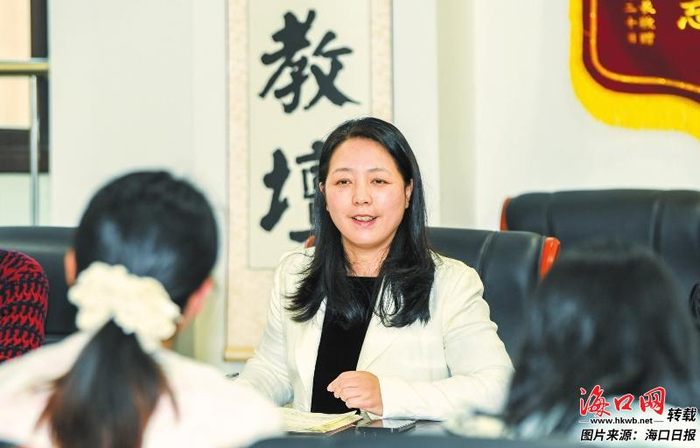 3月18日，人大附中海口实验学校校长蒲煜正在和同事探讨教务事宜。记者 康登淋 摄