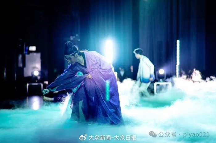 以《兰亭集序》为灵感的舞蹈作品《永和九年》现场剧照。（董天晔 摄）