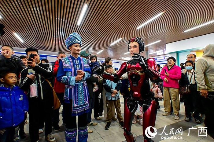 “广西山歌王”与AI人形机器人对唱山歌。人民网雷琦竣摄