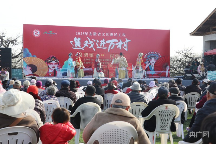 当地还为游客安排了精彩的文化活动（央广网记者  徐鹏  摄）