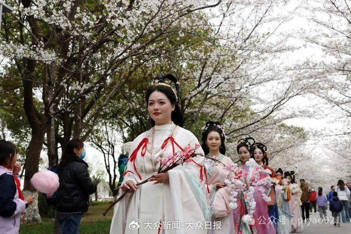 踏青游春也是清明节的重要活动。（李茂君 摄）