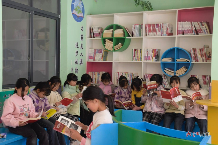 孩子们在红色书吧阅读（中国江西新闻网记者曾庆扬 摄）