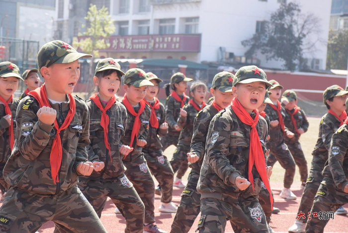 孩子们课间练习军体操（中国江西新闻网记者曾庆扬 摄）