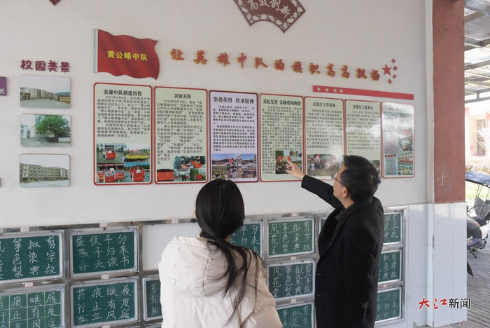 教学楼走廊展示着“黄公略中队”的成长历程