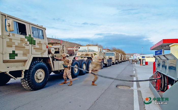 　　西宁联勤保障中心某汽车运输团战士在为车辆加油。董  兴摄