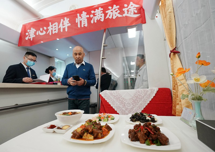 3月15日在2025年京津冀首趟银发旅游列车餐车拍摄的美食。 新华社记者张晨霖 摄