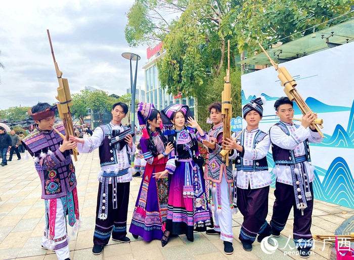 年轻人穿上民族服装欢庆佳节。人民网韦欢摄