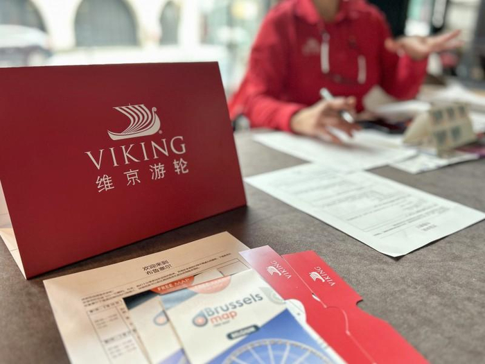 图：宾客跟随维京开启2025年航季首个陆地游行程（比利时 布鲁塞尔）