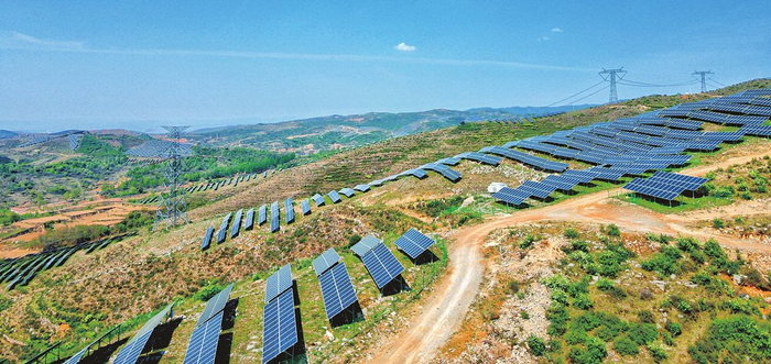 阳泉市盂县境内，电力外送通道和光伏发电设施相映成辉。杜衡摄