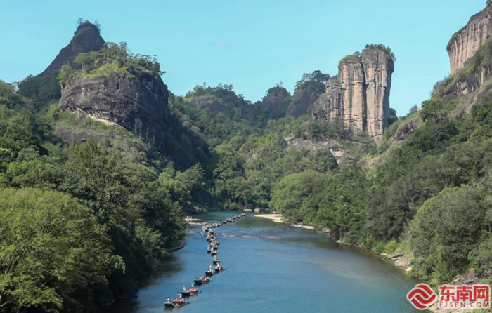 游人乘坐竹筏欣赏武夷山国家公园九曲溪两岸风光。邱汝泉／摄
