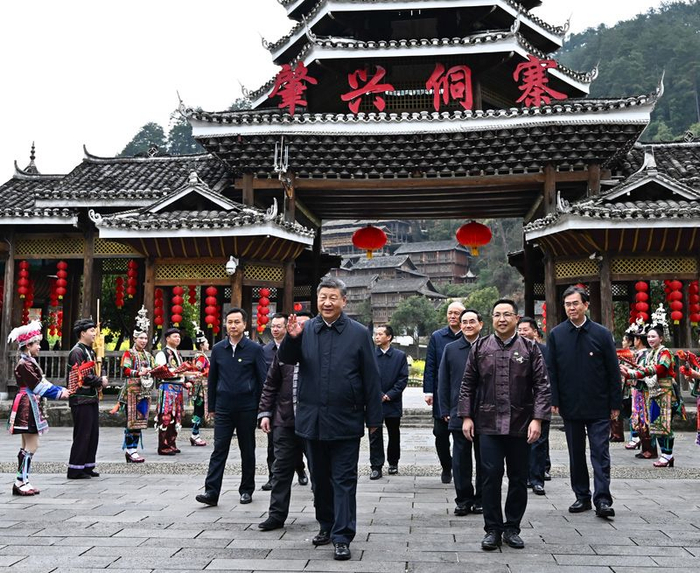 △3月17日下午，习近平总书记在贵州黔东南州黎平县肇兴侗寨考察时，在寨门口向身着民族盛装欢迎的村民挥手致意。