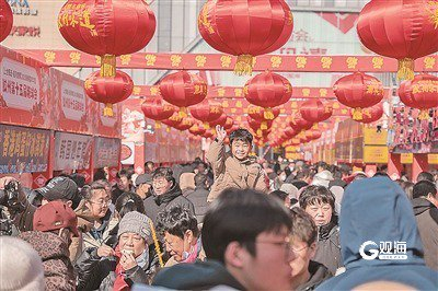 胶州第十五届糖球会在龙湖青岛胶州天街举办，现场人潮涌动。