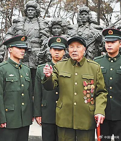 徐振明（左三）离休后在陵园义务讲解  资料图片