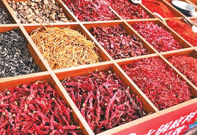 四川成都青羊小区综合市场里的一家辣椒摊。林一然摄