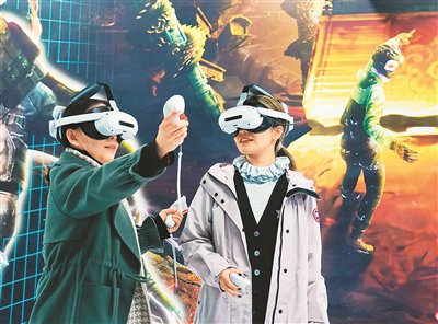 参观者在“幻聚·多维宇宙”沉浸式科幻展中体验VR游戏。新华社记者 张晨霖摄