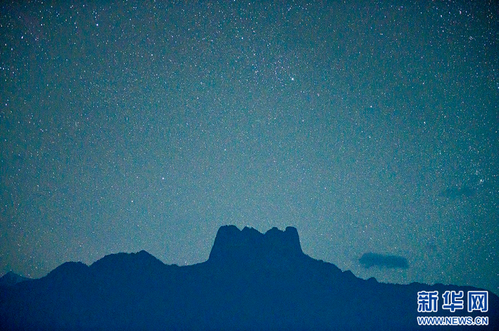 星空下的皇冠山（3月26日摄）。新华网 郭康 摄