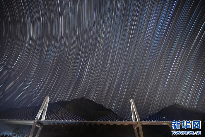 星空下的怒江大桥（3月26日摄）。新华网发（杨发志 摄）
