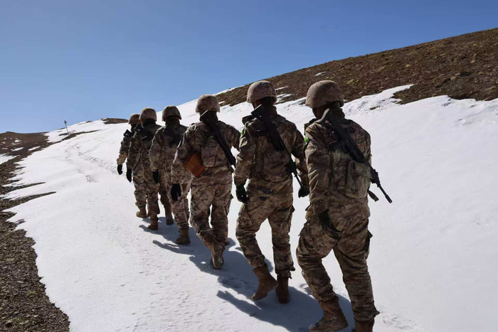 图为徒步巡逻途中。