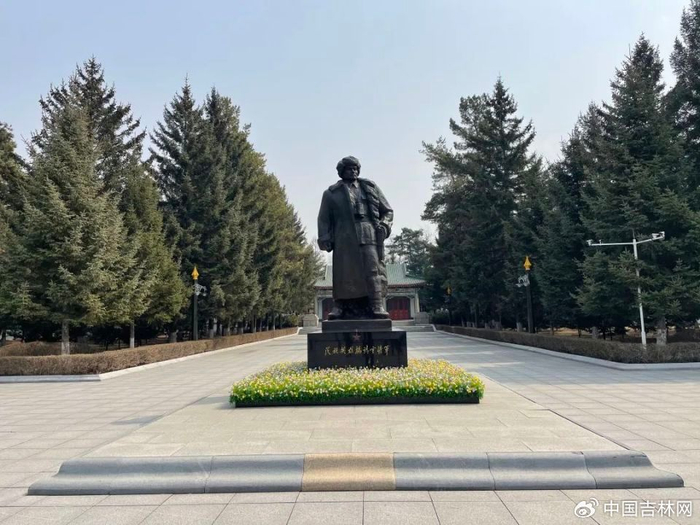 杨靖宇将军铜像  资料图片