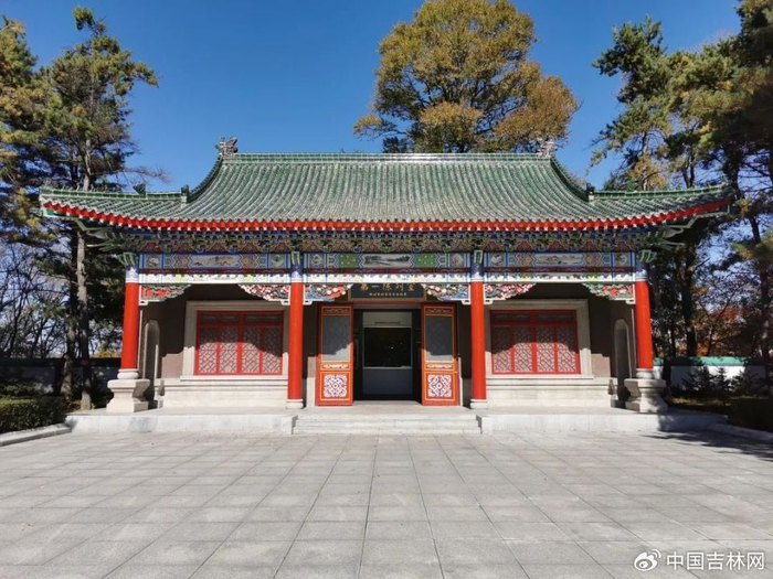 陵园中的仿古建筑  资料图片