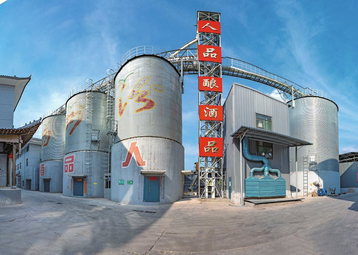 汾阳市酒厂老厂址里，建筑、设备仍静静地矗立在原地。本报通讯员摄