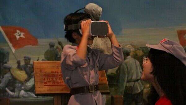 小朋友正在用VR回顾历史场景