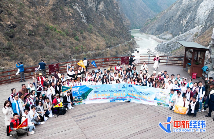 　　国外旅行团来虎跳峡景区考察 受访者供图