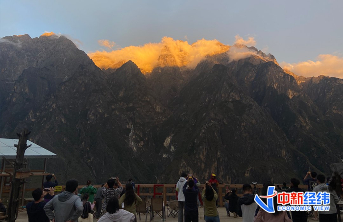 　　游客在客栈露台上欣赏“日落金山” 受访者供图