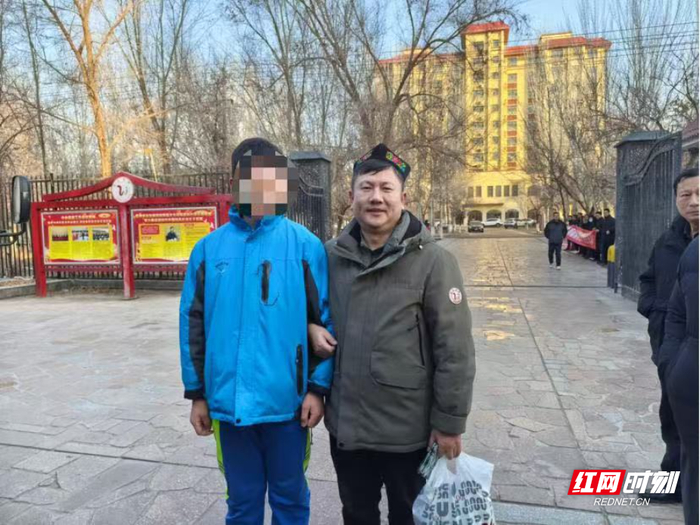 李湘波与其资助的鄯善男孩。