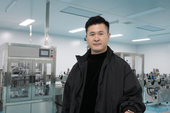 郭庆在生产车间查看设备