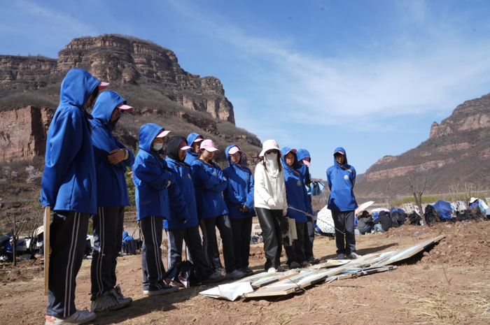 美术老师为学生评讲画作