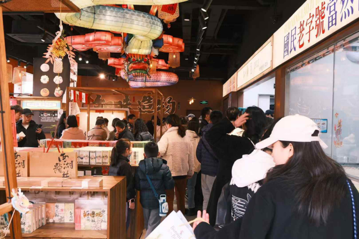 杭州东坡路上的知味观1913糕点门店内，消费者正排队购买