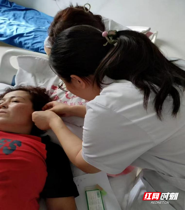 刘美芳指导科室医生进行耳穴压豆疗法。