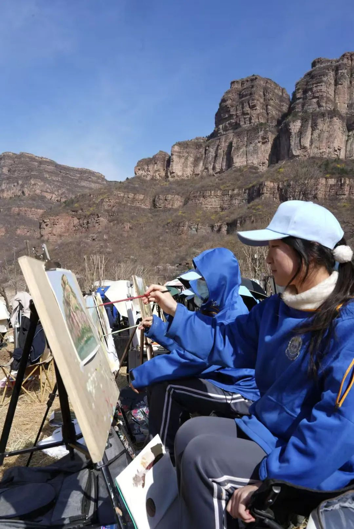 学生在石板岩镇写生