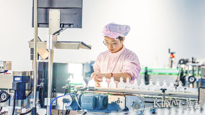 在石家庄四药集团312数智化输液生产车间，工作人员正在生产线查看药品。长城网·冀云客户端记者 张超 摄