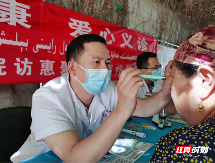 李湘波开展义诊。