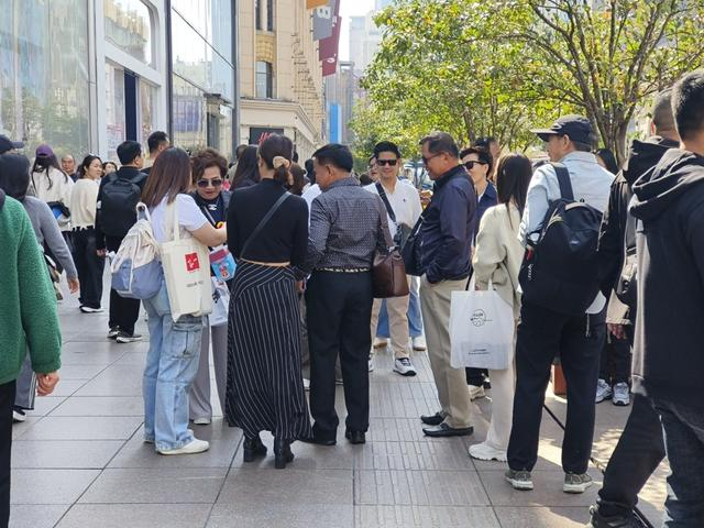 泡泡玛特店外的泰国旅行团。周昱帆 摄