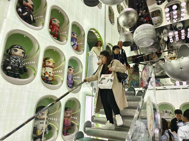 上海泡泡玛特全球旗舰店内的泰国游客。 周昱帆 摄