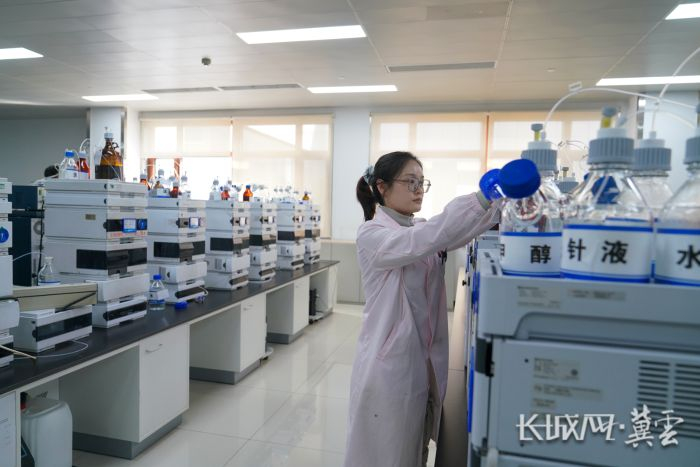 研究人员正在实验室操作设备。长城网·冀云客户端记者 马静 摄