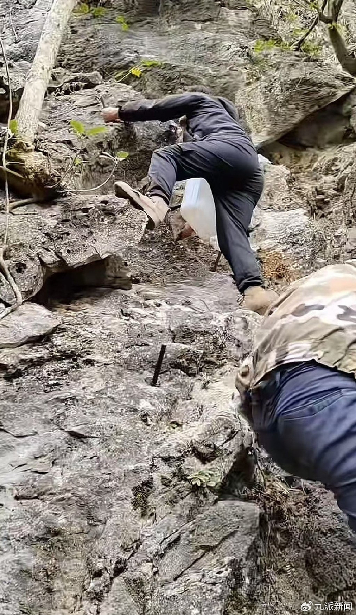 爬悬崖祭祖。图/视频截图