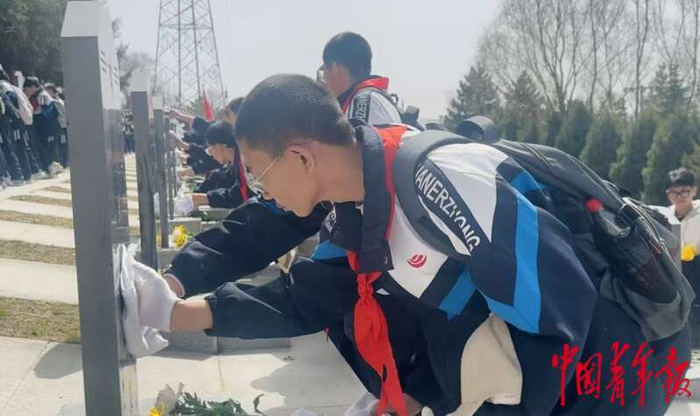 4月3日，宁夏回族自治区固原市任山河烈士陵园，学生们擦拭墓碑，祭奠缅怀革命先烈。中青报·中青网记者  焦敏龙/摄