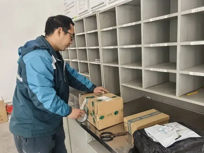 李建军将邮件码放整齐