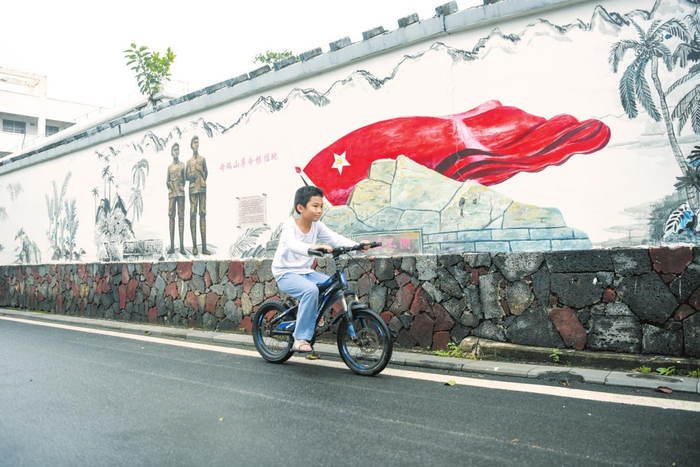 位于美兰区灵山镇的仲恺村，绘满红色历史故事的村墙打造出浓浓的革命历史学习氛围。记者 杨鹤 摄