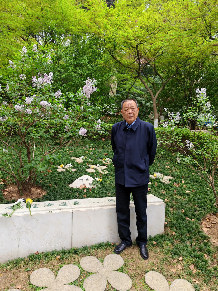 盛骏在丁香树旁。刘春摄