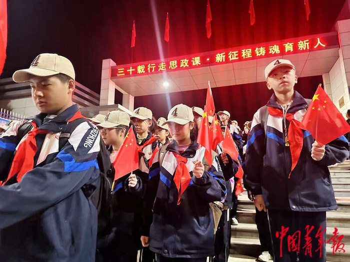 4月3日凌晨4时50分，宁夏回族自治区固原市原州区，“徒步百里祭英烈”活动现场。中青报·中青网记者  焦敏龙/摄